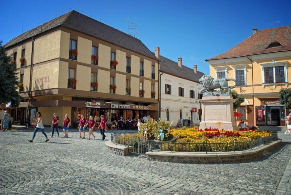 Hotel Oroszlan Szigetvár Exterior photo