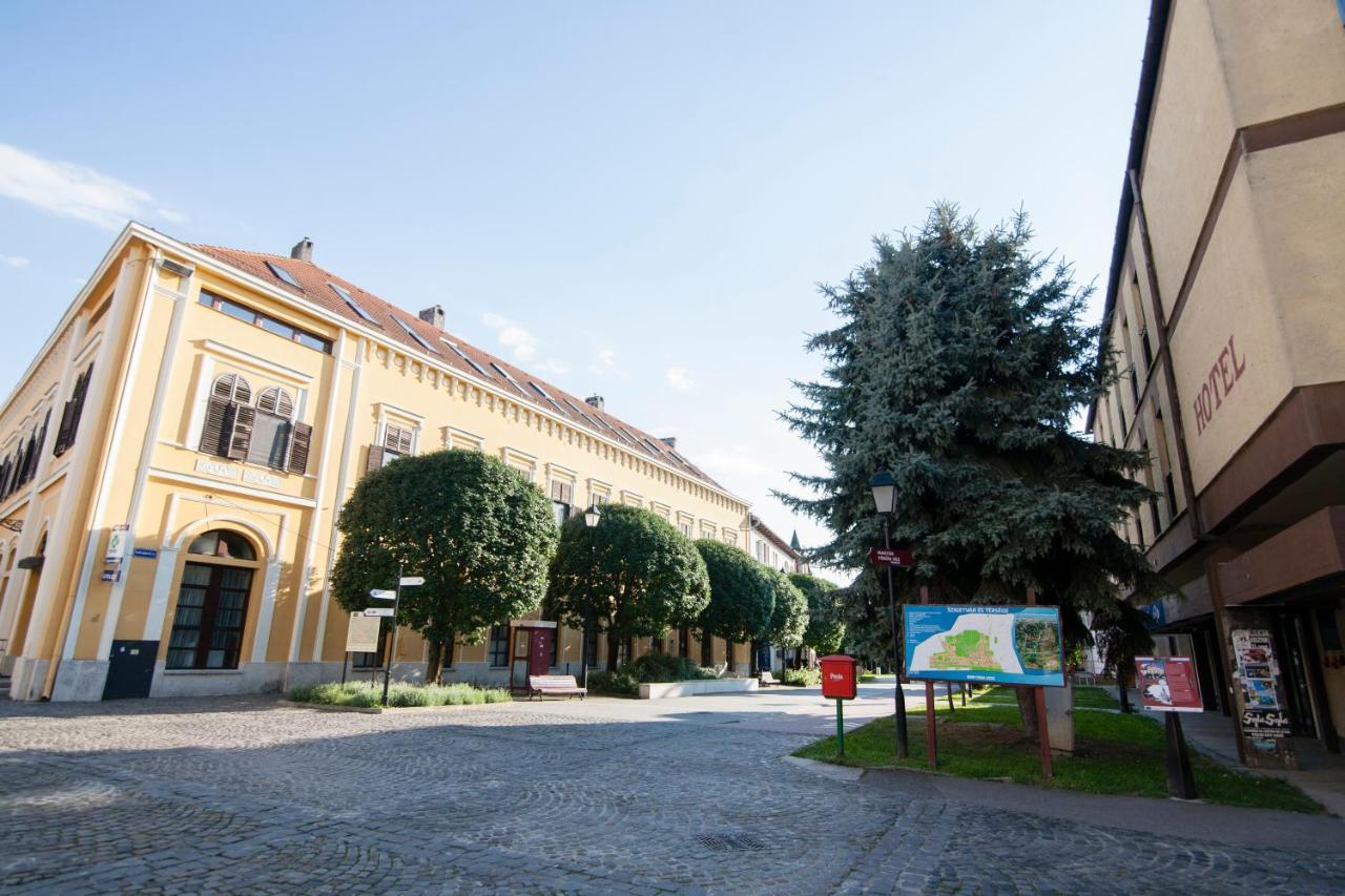 Hotel Oroszlan Szigetvár Exterior photo